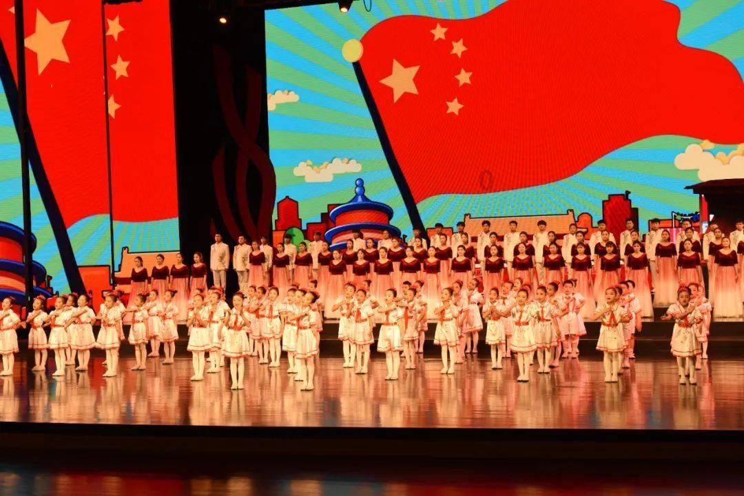 刘涛线下活动图曝光!穿红色紧身裙秀“花瓶腰”